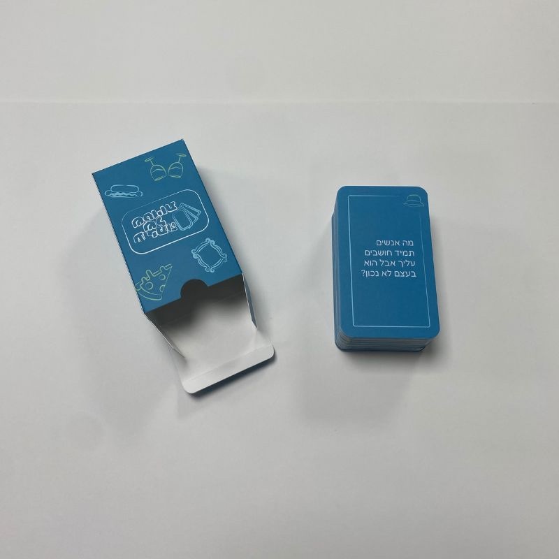 קופסאות וקלפים ממותגות