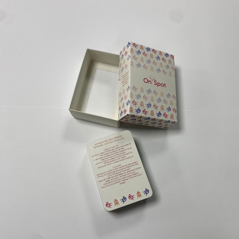 קופסאות וקלפים ממותגות