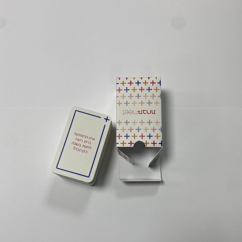 קופסאות וקלפים ממותגות