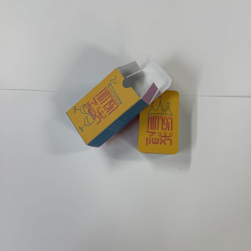 קופסאות וקלפים ממותגות